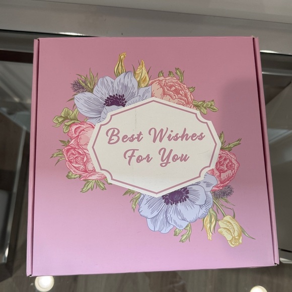 Gift Box with Blanket, Candle, Eye Mask, Socks, Mirror, Face Towel... - Picture 4 of 4